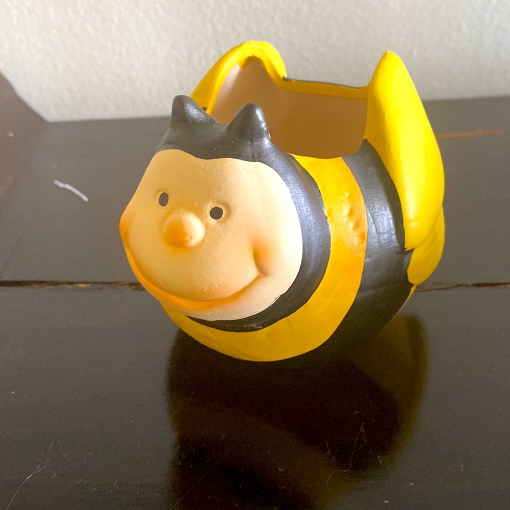 - Adorable Bee Plant pot planter